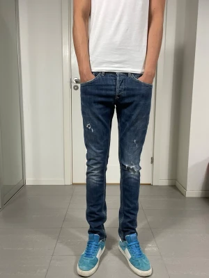 Dondup George Jeans  - Säljer nu dessa Dondup George Jeans I DEN NYA MODDELEN, mått: ca 39 o 105 cm. skriv för fler bilder/frågor🙌🏼