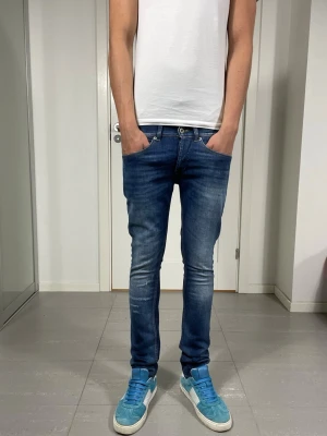 Dondup George Jeans  - Säljer nu dessa Dondup George Jeans med snygga slitningar i populär design, mått: 36-36,5 och 101 cm. skriv för fler bilder/frågor🙌🏼