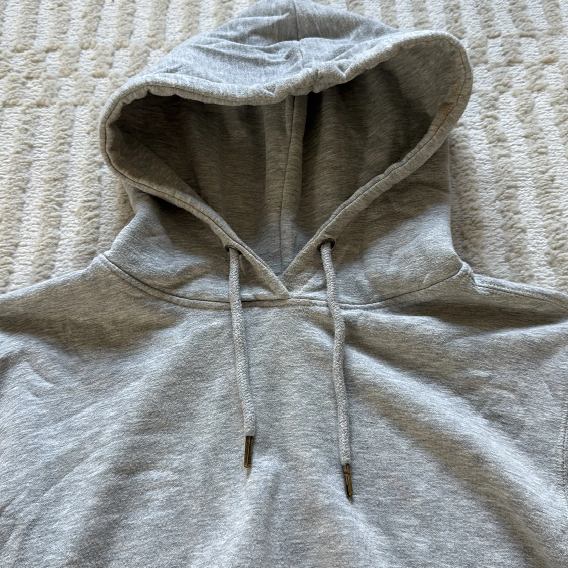Grå hoodie med huva - 2