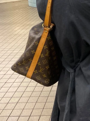 Louis Vuitton Petite Noe Noe  - Säljer min fina Louis Vuitton Petite Noe Noe väska. Den är väl använd men i fin skick och den perfekta vardags-väskan. Givetvis äkta och fler bilder kan skickas privat💛