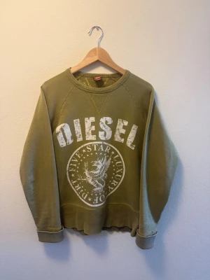 Diesel tröja - Tjena! Säljer denna riktigt snygga diesel tröjan, okej använd skick utan större skador, passar M, modellen är 187cm/87kg, hör av dig vid funderingar!🙌