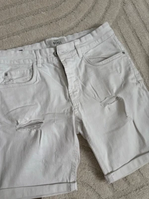 Vita shorts killar - Snygga vita jeansshorts från REBEL  män storlek S