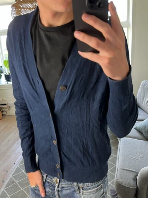 Cardigan mörkblå  - Strilen och skön cardigan! Mått: A:51 B:44 C:42 D:62 (cm) 😊✌️