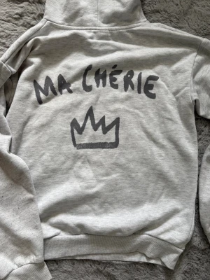 Grå hoodie med tryck 'MA CHÉRIE' - En tunnare hoodie från Ginatricot, använd ett par gånger för länge sen🫶🏼Är lite osäker på storlek, men de är bara att skriva för exakta storleken.