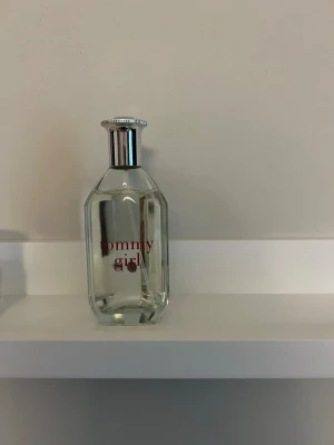 Tommy Girl parfym - Säljer denna parfym då jag inte tycker att den passar mig. Fick den i present för ett tag sedan och har endast sprejat en gång för att känna doften. Jag har tyvärr inte kvar förpackningen och parfymen är 100 ml. Nypris ligger runt 400-300 kronor beroende på hemsida. 