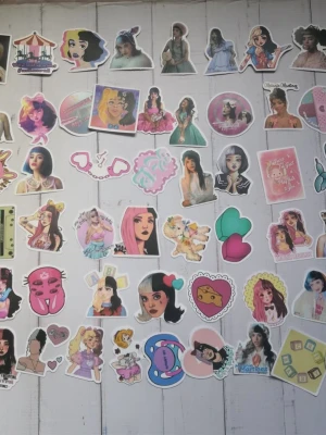 50st Melanie Martinez klistermärken  - Vattentåliga klistermärken som inte bleknar. Lätta att av, inga rester. (#542)