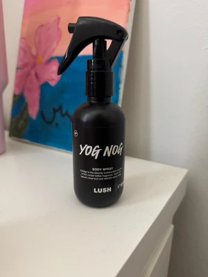 Lush Yog Nog Body Spray parfym - En svart sprayflaska med Lush Yog Nog Body Spray. Oanvänd