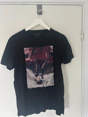 Limitato t shirt  - Säljer min limitato t shirt, små hål i armhålan men syns ej vid användning om man inte ”visar” armhålan. Pris går att diskutera storlek S men sitter som en M skulle ja säga