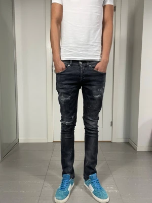 Dondup George Jeans - Säljer nu dessa Dondup George jeans, skriv för fler bilder/frågor🙌🏼