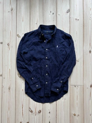 Ralph lauren skjorta - Säljer nu denna feta Ralph lauren linne skjortan i riktigt bra skick, perfekt nu till sommaren. Storlek: S. Nypris: 2299kr. Mitt pris: 749kr. Skriv vid frågor eller för fler bilder! 🤩