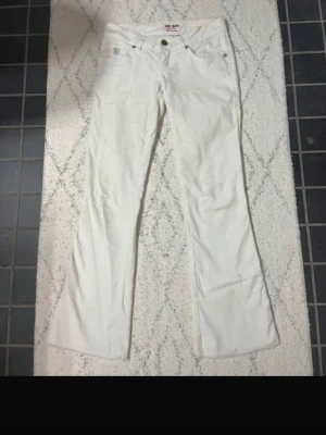Vita bootcut jeans  - Så snygga säljer då dem tyvärr är för korta, dem är velvet material.