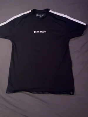 Svart Palm Angels t-shirt  - Svart t-shirt från Palm Angels. Väldigt skönt material. Nyare modell samt ej använd bara test.