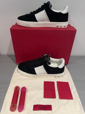 Valentino fly crew - Valentino fly crew sneakers i ny skick. Skorna är använda en gång och är i storleken 36,5 men passar 37. Låda, påse och kort fås med vid full pris eller överenskommelse 