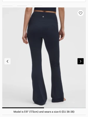 Mörkblå bootcut leggings Lululemon - Supersnygga mörkblå leggings från Lululemon med bootcut-ben och hög midja. Tillverkade i ett mjukt och stretchigt material som sitter skönt på kroppen. Använt 3 gånger max, säljer då de ej kommer till användning💙 