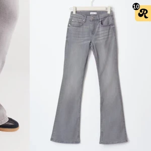 Gråa low waist  bootcut jeans från Gina tricot  - Snygga grå bootcut jeans från Gina Tricot. Använda ett par gånger men ser ut som helt ny. Köpte dom för 499kr 
