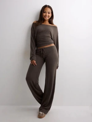 Chill Pants från Nelly - Mysiga loungewear byxor i mjukt brunt tyg, vida ben och dragsko i midjan. Perfekt för chill dagar hemma. Endast använda ett fåtal gånger. Nypris 350kr😊