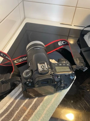 Canon EOS 60D - CANON EOS 60D som är varsamt använd Kamera & objektiv  Axelband Ett relativt nytt batteri Laddare Kameraväska  2000:-    Specifikationer kan du läsa här👇🏼  https://www.canon.se/for_home/product_finder/cameras/digital_slr/eos_60d/specifications/