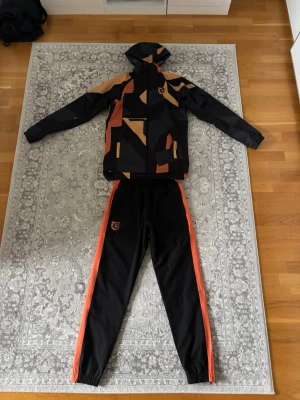 Footkorner tracksuit stl XS passar S - Säljer min tracksuit från footkorner. Jackan är i XS och byxan S. Inga tecken på användning eller slitage.
