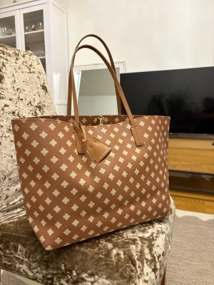 By Malene Birger Abigail väska i utmärkt skick - Använd sparsamt och max 5 tillfälle. I utmärkt skick, nästan ny. Väskan har inga slitage, fläck heller defekt & handtagen är i perfekt skick, ser ny ut. Denna model är slutsåld & nypris ca 2800 kr. Vid fler frågor & bilder hör av dig. Pris kan diskuteras vid snabb affär  Jag tar ej ansvar för postens slarv  Allt visas detaljerad på bilderna  Kommer från rök och djurfri hem  Kolla gärna mina andra annonser då säljer jag flera märkes varor 