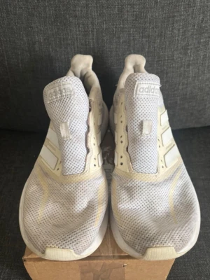  Adidas skor - Adidas skor använda men i fint skick. Skorna förekommer Utan skosnöre 