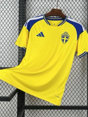 Svensk landslagströja Adidas gul/blå - Gul och blå fotbollströja från Adidas med Sveriges landslagsemblem på bröstet. Tröjan har korta ärmar, blå detaljer på axlar och ärmslut samt rund halsringning. Tillverkad i lätt och ventilerande material, perfekt för träning eller match.