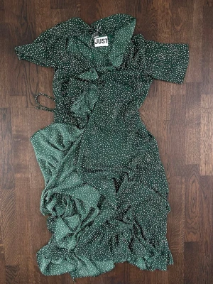 Just Female Dress Green - Just Female Dress Green in very good condition, as new. Length : 125 cm Waist : 38 cm Original price : 1500 SEK Price : 300 SEK