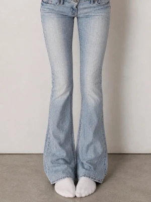 Ljusblå bootcut jeans från Hollister  - Snygga ljusblå bootcut jeans från Hollister med klassisk femficksdesign och låg midja. Jeansen har en lätt tvättad look och subtila slitningar, tillverkade i bomull med lite stretch för skön passform💕💕