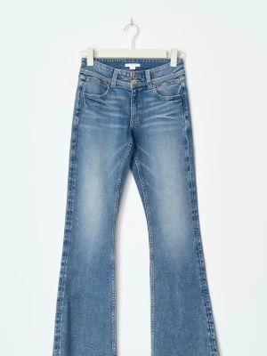 Blå utsvängda jeans från Lindex - Kan inte hitta rätt jeans men dem ser på ett ungefär ut sådär, jag har spretat upp dem men det går att sy in. Skriv för frågor💕