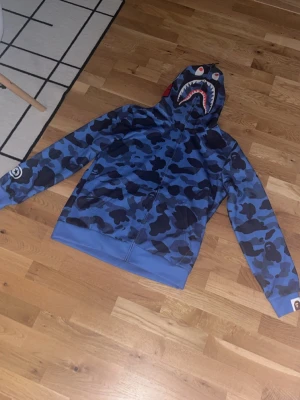Bap a bathing ape hoodie M  - Som ny endast testas tror den är aldrig tvättad ens medium men stor jag har vanligt vis XL skulle säga den här satt som en L pluss ska den vara lite stor så alldeles för liten för mig 