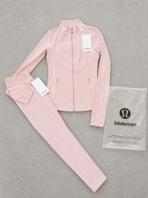 Lululemon set - Säljer ett Nice lululemon set för tjejer. Helt nytt med tags och påse. Frågor? Kom dm