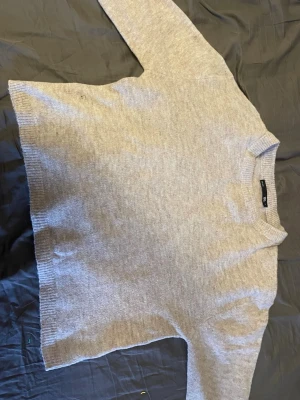 Stickad tröja i en fin beige färg - Stickad beige tröja från Lager 157￼. Mjuk och bekväm med en enkel och stilren passform som passar till allt. Fint skick och säljs då den inte används längre