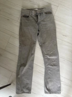 Low waist jeans från gina tricot  - Gråa ”low waist” från gina tricot i storlek 32