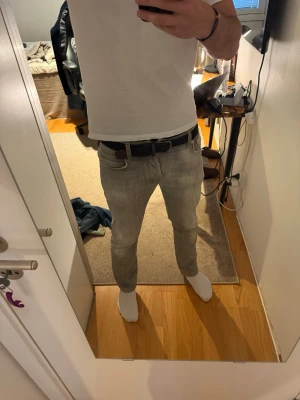 Jacob Cohen jeans! - Säljer ett par ljusgrå slim fit jeans från Jacob Cohen! Jeansen har varit en av mina favoriter pågrund av passformen och färgen, men nu är det dags att dom får ett nytt liv! Modellen på jeansen är 688 och modellen på bilden är 185 och väger 66kg🙌 Skriv ifall du undrar något! 