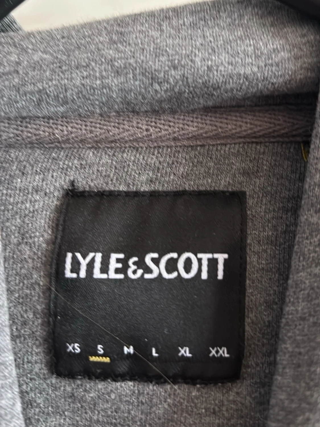 Grå hoodie från Lyle & Scott - 2