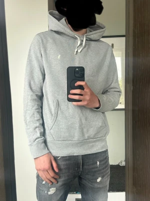 Grå hoodie från Ralph Lauren - grå hoodie från Ralph Lauren hyfsat ny och i bra skick behöver bara tvättas och strykas. Fråga om bara om du har en fråga och pris kan diskuteras