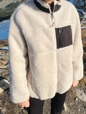 beige teddyjacka - en super mysig beige teddyjacka med skönt material och bekväm passform!! knappt använd ❤️