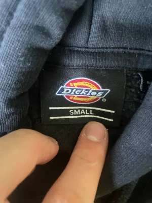 Svart Dickies hoodie  - Säljer en svart hoodie från Dickies i storlek small. Nästintill ny. Priset kan diskuteras vid snabb affär.