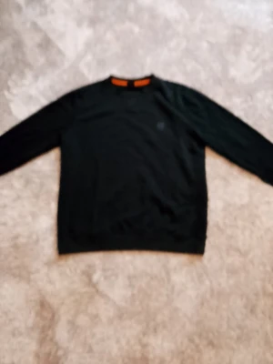 BOSS SWEATSHIRT - XL - En stilren svart sweatshirt från BOSS diskret logotyp-patch på bröstet. Mycket bra skick