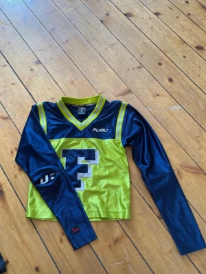 Blå och gul långärmad tröja från FUBU - Säljer en långärmad tröja från FUBU i blankt material.