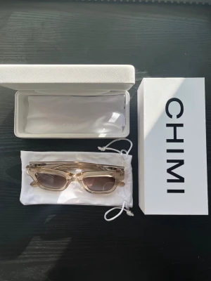 solglasögon från CHIMI - Snygga solglasögon från CHIMI, modellen är 11 och färgen ecru, en transparent beige. Kommer med originalförpackning och tygpåse. Nypriset är 1400kr, de är knappt använda och därför i jättefint skick. Perfekta nu till sommaren, för dig som vill ha en clean och modern look. De är förresten liite ljusare i färg jämfört med bild 3, kameran fångade upp färgen lite dåligt❤️❤️