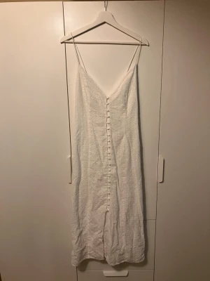 Vit klänning  - Söt vit sommar klänning. Storlek 42 men mer som 38/M. 