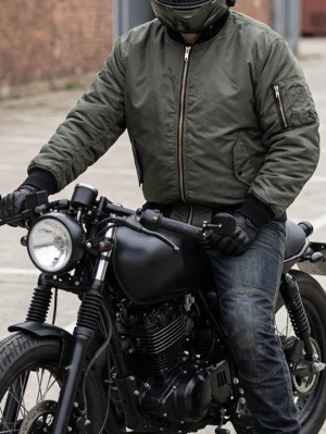 MC bomberjacka - MC Bikerjacket - Jag säljer den här mc-jackan i bombermodell som kombinerar hög motorcykelsäkerhet med stil. Denna MC-jacka från 4Bikers ger dig en avslappnad streetwear-look när du klivit av hojen, samtidigt som den ger ett fullt godkänt och certifierat skydd när du kör. Notera att ryggskydd inkluderar inte 