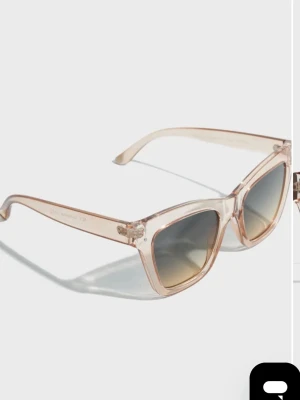 Solglasögon  - Ett par solglasögon. Ny utan prislapp. Aldrig använda endast testade. Färgen Light Brown.  Inköpta för 149kr💕