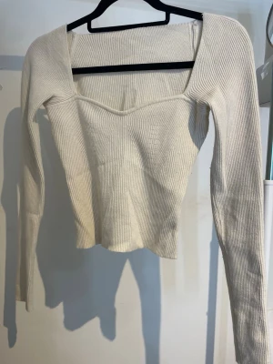 Beige stickad tröja - En beige stickad tröja från Shein. Vet inte vilken storlek men den skulle passa S.