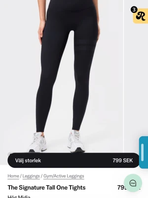 Svarta leggings från Stronger XS - Säljer ett par svarta leggings från Stronger i storlek XS.  Knappt använda säljs pågrund av att storleken ej passar mig