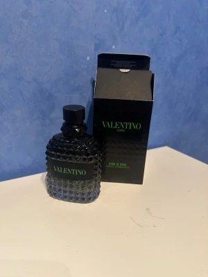 Valentino green stranaganza parfym - Valentino green stranaganza parfym. Helt ny med 98ml kvar kanske. Skriv om det är några frågor. Säljes billigt för jag behöver pangarna