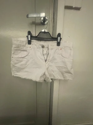 Vita jeansshorts - Säljer ett par korta vita jeansshorts som tyvärr blivit för små, men i väldigt bra skick, knappt använda.