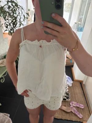 Vit sommar linne - Jättebra skick, luftig och jättefin till sommaren!!