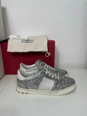 Valentino Flycrew Skor  - Säljer nu desss glittriga Valentino Flycrew skor, skriv för fler bilder/frågor🙌🏼 