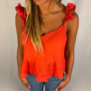 Såå fin topp - Superfin röd/orange topp | Storlek M | Jättefint skick! | Jag är 168cm lång och väger 60kg | Kontakta mig vid fler frågor eller funderingar!💗